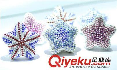 DAD鑲鉆五角星風口香水 鑲鉆五角星汽車飾品 水晶鉆海星風口香膏-饒平縣海山路士達汽車裝飾用品經營部提供DAD鑲鉆五角星風口香水 鑲鉆五角星汽車飾品 水晶鉆海星風口香膏的相關介紹、產品、服務、圖片、價格饒平縣海山路士達汽車裝飾用品經營部、汽車防爆膜;汽車改裝件;LED燈;汽車飾品;汽車香水;車載小電器;車衣